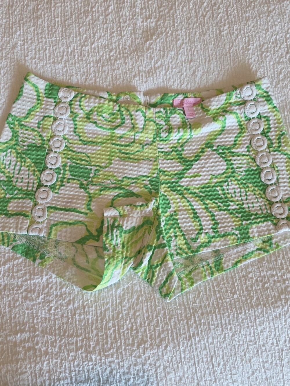 Lilly Pulitzer Liza Shorts In Lime Green and White  Print. Size 0.